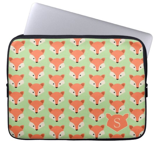 Niedliches Fox-Muster auf grüner Monogram Laptopschutzhülle (Vorderseite)