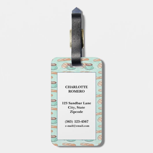 Niedliches französisches Gebäck und Cappuccino | P Gepäckanhänger (Rückseite vertikal)