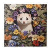 Niedliches Frettchen im Garten des Stiefmütterchen Fliese (Vorderseite)