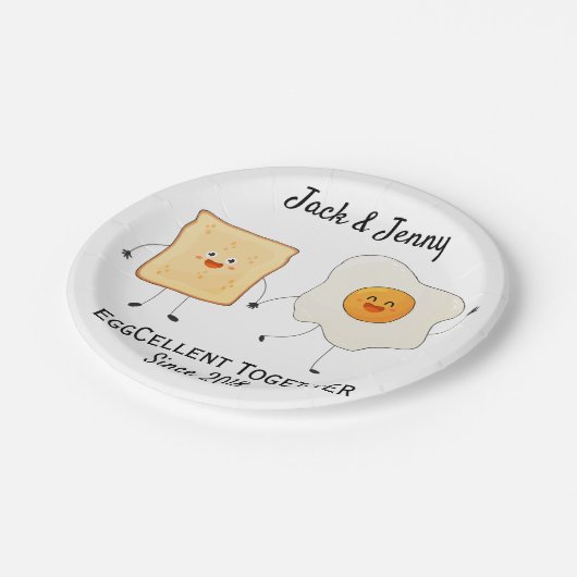 Niedliches Funny Happy Toast Eggcelent Pappteller (Schrägansicht)