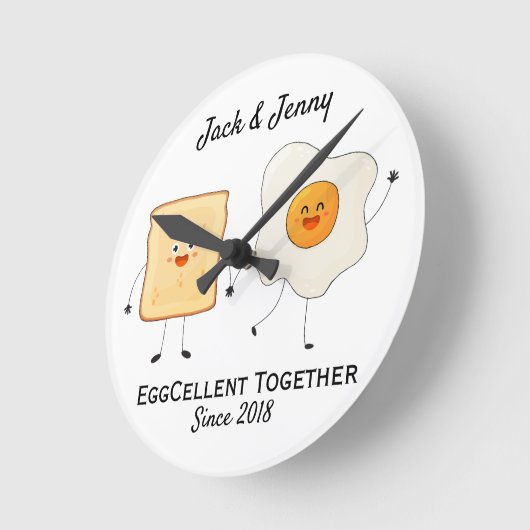 Niedliches Funny Happy Toast Eggcelent Runde Wanduhr (Winkel)