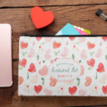 Niedliches Galentinisches Überlebenskit | Monogram Zubehörtasche<br><div class="desc">Mit diesem Niedlichen Galentiner Überlebenskit feiern Sie stilvolle Freundschaft | Monogramm Zubehör Pouch! Mit einem reizvollen Aquarelldesign aus Herzmustern in sanften, romantischen Farbtönen ist dieser Beutel die perfekte Mischung aus Charme und Funktionalität. Es ist mit Ihrem Namen oder Ihren Initialen individuell anpassbar und fügt eine persönliche Touch zu den Galentinischen...</div>