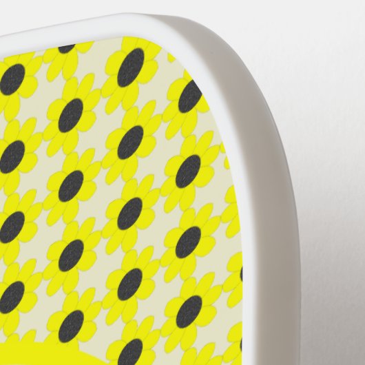 Niedliches Gelbkäfer-Geschlecht zeigt neutrale Ind Pickleball Schläger (Linke Seite)