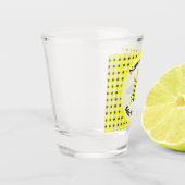 Niedliches Gelbkäfer-Geschlecht zeigt neutrale Ind Schnapsglas (Links)