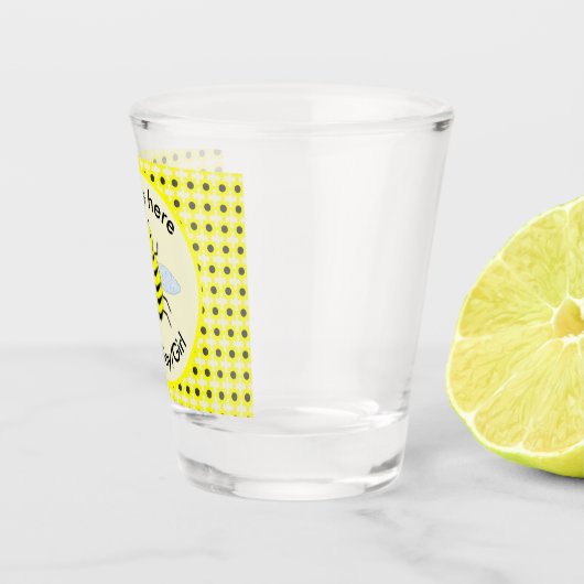 Niedliches Gelbkäfer-Geschlecht zeigt neutrale Ind Schnapsglas (Rechts)