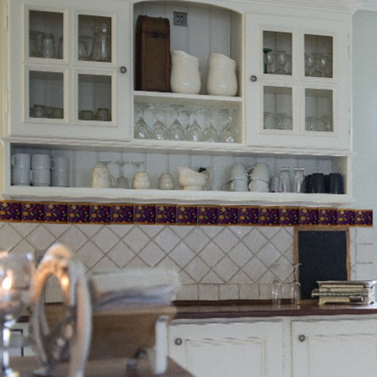 Niedliches Gemüsemuster lila orange Fliese