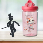 Niedliches Gestochen Tanztabellenkatze Trinkflasche<br><div class="desc">Etwas Besonderes für eine junge Dame in Ihrem Leben, die vielleicht eine Wasserflasche mit einem hübschen "Tappin' Tabby" - Set im glamourösen Hintergrund der Bühne - mit einem maßgeschneiderten Monogramm schätzen würde. Bereit, ihren Tanz zu machen und dabei zu helfen, es zu einem großartigen Tag zu machen - diese Wasserflasche...</div>