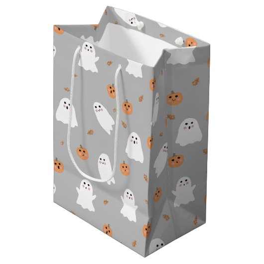 Niedliches Ghost & Pumpkin Graues Halloween-Muster Mittlere Geschenktüte (Vorderseite Schrägansicht)