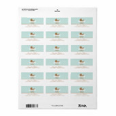 Niedliches Gingham-Muster und Babyträgt Adressaufkleber (Vorne)