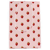 Niedliches Girly Strawberry-Muster in Rosa Mittlere Geschenktüte (Vorderseite)