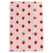 Niedliches Girly Strawberry-Muster in Rosa Mittlere Geschenktüte (Rückseite)