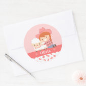 Niedliches glückliches Cowgirl mit Lamb für Mädche Runder Aufkleber (Umschlag)