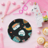 Niedliches glückliches nahtloses Sushimuster auf Pappteller (Party)