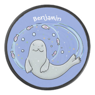 Niedliches glückliches Siegel und Cartoon in Fisch Eishockey Puck