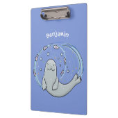 Niedliches glückliches Siegel und Cartoon in Fisch Klemmbrett (Links)