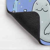 Niedliches glückliches Siegel und Cartoon in Fisch Mousepad (Ecke)