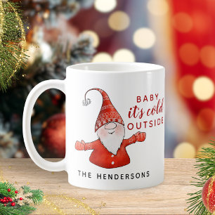 Niedliches Gnome Baby ist kalt draußen Weihnachten Kaffeetasse