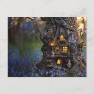 Niedliches Gnome-Haus in einem Baum Postkarte