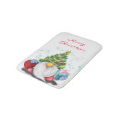 Niedliches Gnome mit Weihnachtsbaumhut und Geschen Badematte (Schrägansicht)