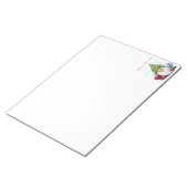 Niedliches Gnome mit Weihnachtsbaumhut und Geschen Notizblock (angewinkelt)