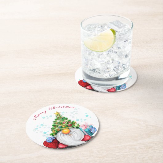 Niedliches Gnome mit Weihnachtsbaumhut und Geschen Runder Pappuntersetzer (Vor Ort)