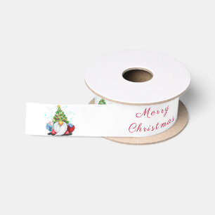 Niedliches Gnome mit Weihnachtsbaumhut und Geschen Satinband