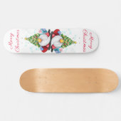 Niedliches Gnome mit Weihnachtsbaumhut und Geschen Skateboard (Horizontal)