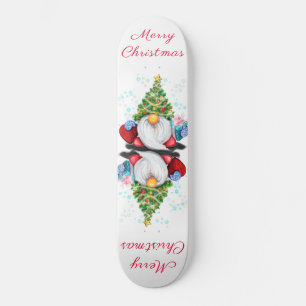 Niedliches Gnome mit Weihnachtsbaumhut und Geschen Skateboard