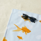 Niedliches Goldfish Schwimmen in Water Script Indi Strandtuch (Beispiel)