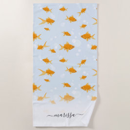 Niedliches Goldfish Schwimmen in Water Script Indi Strandtuch