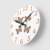 Niedliches Goldschmetterlingsmuster Runde Wanduhr (Winkel)
