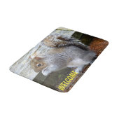 Niedliches graues Eichhörnchen Badematte (Schrägansicht)