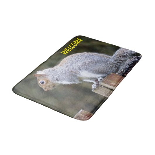 Niedliches graues Eichhörnchen Badematte (Schrägansicht)