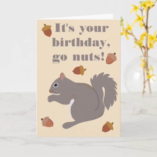 Niedliches graues Eichhörnchen Funny Go Nuts Gebur Karte (Gelbe Blume)