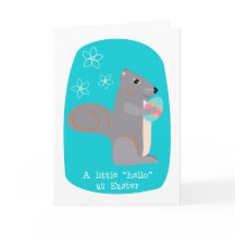 Niedliches graues Eichhörnchen Ostern hallo mit Ei