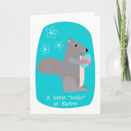 Niedliches graues Eichhörnchen Ostern hallo mit Ei Feiertagskarte