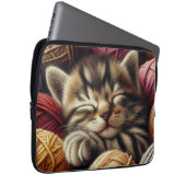 Niedliches graues Kätzchen in den Ballen des Garns Laptopschutzhülle (Vorne Rechts)