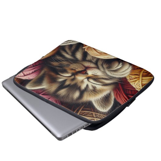 Niedliches graues Kätzchen in den Ballen des Garns Laptopschutzhülle (Vorne Knopf)