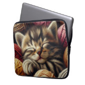 Niedliches graues Kätzchen in den Ballen des Garns Laptopschutzhülle (Vorderseite Links)