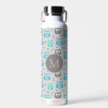 Niedliches graues Owl-Muster Monogramm Trinkflasche<br><div class="desc">Niedliches Eule-Muster in Blau und Grau mit optionalem Monogramm.</div>
