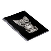 Niedliches graues Tabby-Kätzchen mit den Notizblock (Rechte Seite)