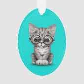 Niedliches graues Tabby-Kätzchen mit den Ornament (Vorderseite)