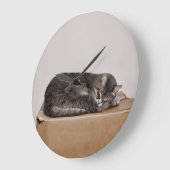 Niedliches graues Tabby - Katzen - Schlafen Große Wanduhr (Winkel)