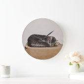 Niedliches graues Tabby - Katzen - Schlafen Große Wanduhr (Zuhause)