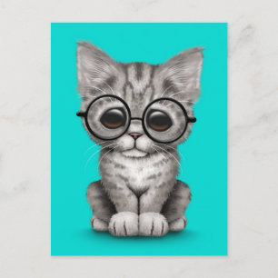 Niedliches graues Tabby Kitten mit Brillenblau Postkarte