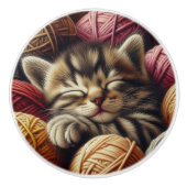 Niedliches graugestricktes Kätzchen im Garn Keramikknauf (Vorderseite)