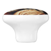 Niedliches graugestricktes Kätzchen im Garn Keramikknauf (Seitenansicht)