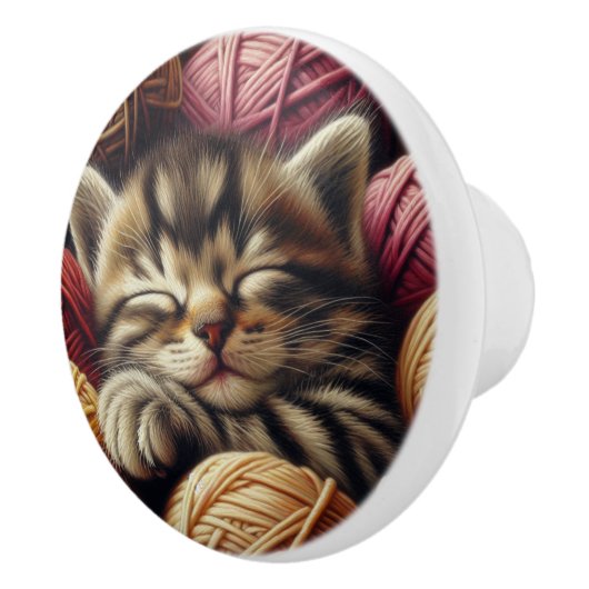 Niedliches graugestricktes Kätzchen im Garn Keramikknauf (Rechts)