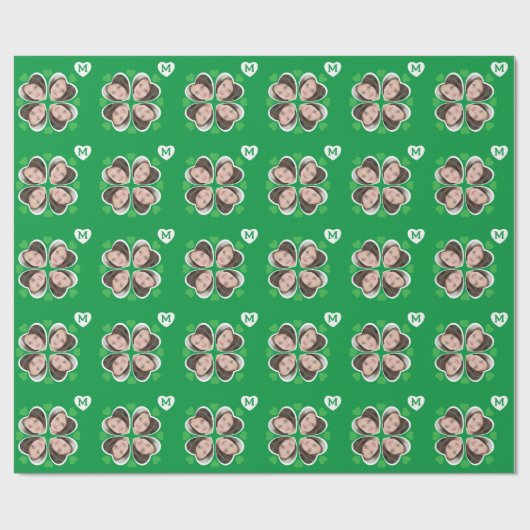 Niedliches Green Clover Four Leaf Hearts Foto Mono Geschenkpapier (Flach)