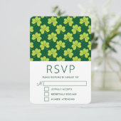 Niedliches Green Clover Kleeblatt Muster RSVP Karte (Stehend Vorderseite)